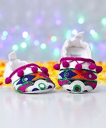 Ivee Pom Pom Detailed Anti Soft Booties - White Ivee Pom Pom Detailed Anti Soft Booties - White