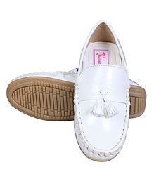 Buckled Up Shiny Finish Tassels Detailed Loafers - White Buckled Up Shiny Finish Tassels Detailed Loafers - White