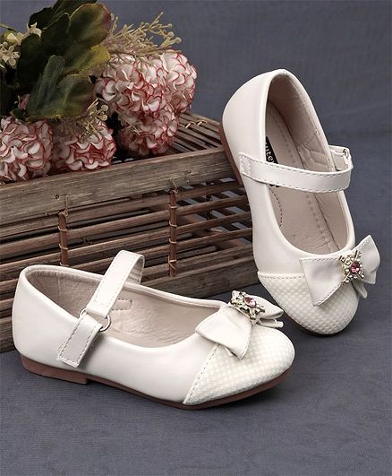 Cute Walk by Babyhug Bellies With Bow Applique - Beige