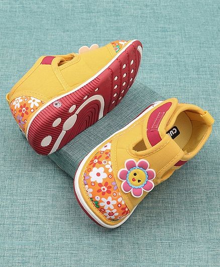 Cute Walk by Babyhug Casual Shoes Floral Design - Yellow
