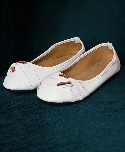 PASSION PETALS V Hook Design Ballerinas - White