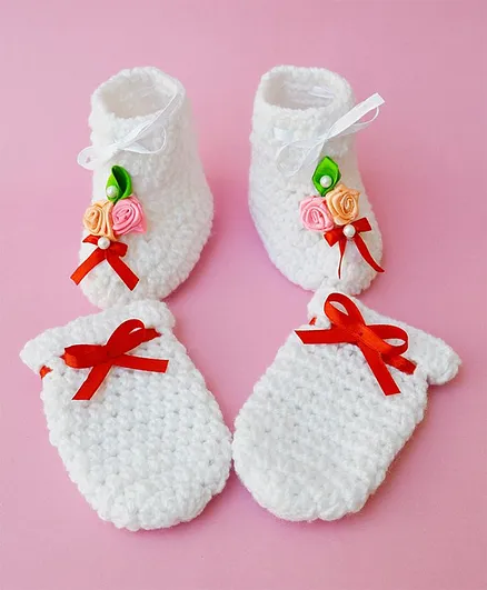 Love Crochet Art Flower Detailed Booties With Mittens - White