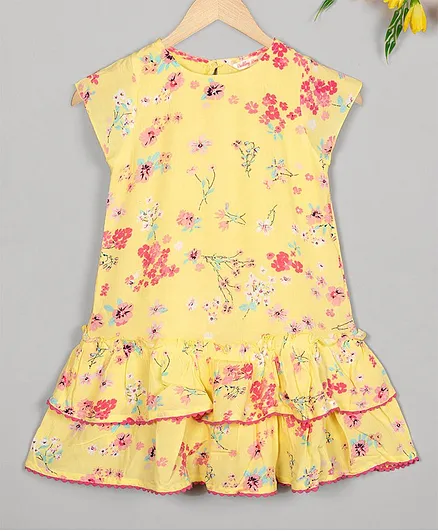 Budding Bees Short Sleeves Flowers Printed Crepe Tiered Dress - Yellow