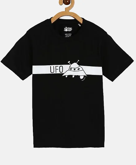 The Talking UFO Print Half Sleeve Regular T-Shirt -Black