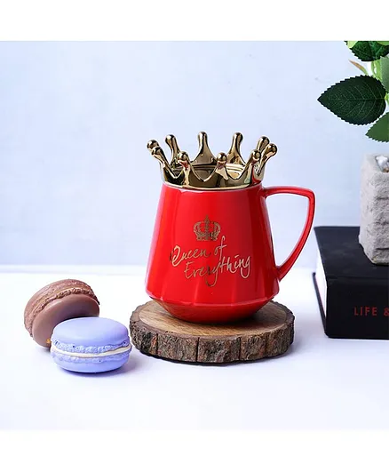 A Vintage Affair Mug with Lid Queen Print Red - 400 ml