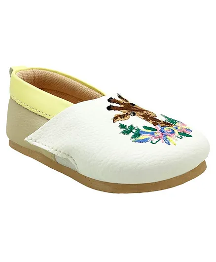 KazarMax Giraffe Embroidery Booties - White
