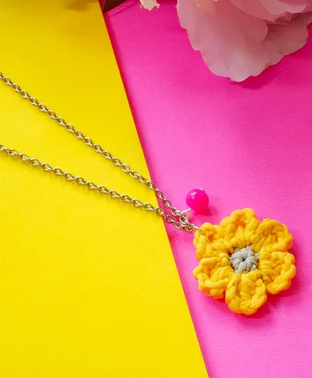Bobbles & Scallops Crochet Daisy Necklace - Yellow