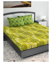 Divine Casa Abstract Glace Cotton King Bedsheet with 2 Pillow Covers - A Green & Dark Green