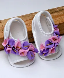 Daizy Flower Detailed Booties With Velcro Closure - White