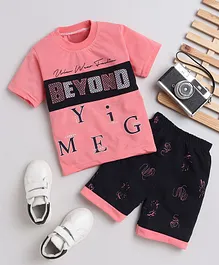 Fourfolds Half Sleeves Beyond  Chest Printed Tee With Scribbled Shorts - Pink
