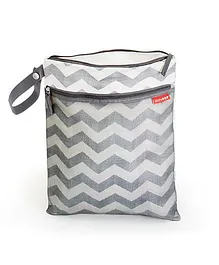 Skip Hop Grab And Go Wet-Dry Diaper Bag Chevron Design - Grey