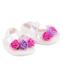 Daizy Ribbon Flowers Applique Booties - White