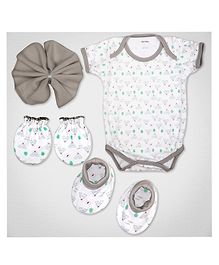 1st Step Baby Gift Set Pack of 4 (Bodysuit, Wash Cloth, A Pair of Booties, A Pair of Mittens)