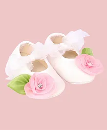 Daizy Flower With Leaf Applique Booties - Off White