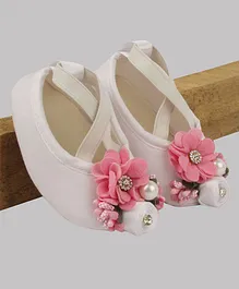 Daizy Flower Design Booties - White