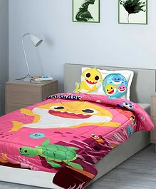 Saral Home Baby Shark Velvet Quilt With 2 Cushions - Pink