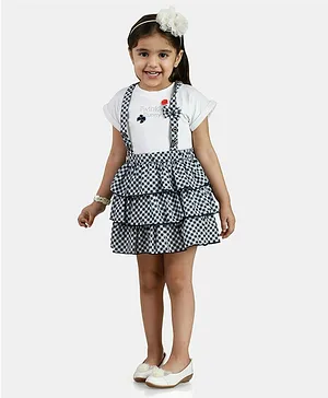 Peppermint Checks Dungaree With Half Sleeves Roses Applique Top Set - White