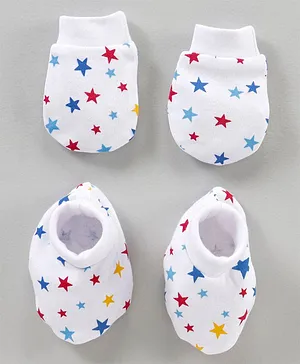 Babyhug 100% Cotton Star Printed Mittens And Booties Set - White