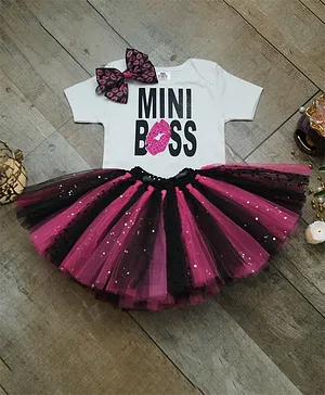 TINY MINY MEE Half Sleeves Mini Boss Print Bodysuit And Flared Skirt And Bow  Hair Band Set - Black Magenta