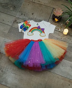 TINY MINY MEE Half Sleeves Rainbow Patch And Bow Applique Bodysuit With Flared Skirt And Bow Hair Band Set - Multicolor