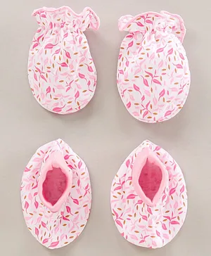 Babyhug 100% Cotton Mittens And Booties Set leaves Printed Pink
