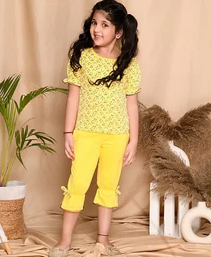 Kids Cave Half Puffed Sleeves Floral Printed Tee & Three Fourth Length Bow Applique Gathered Detail Solid Capri Pants - Yellow