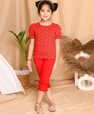 Kids Cave Half Puffed Sleeves Petal Printed Tee & Three Fourth Length Bow Applique Gathered Detail Solid Capri Pants - Red