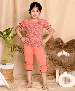 Kids Cave Half Puffed Sleeves Floral Printed Tee & Three Fourth Length Bow Applique Gathered Detail Solid Capri Pants - Orange