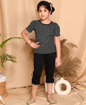 Kids Cave Half Puffed Sleeves Dashed Printed Tee & Three Fourth Length Bow Applique Gathered Detail Solid Capri Pants - Black