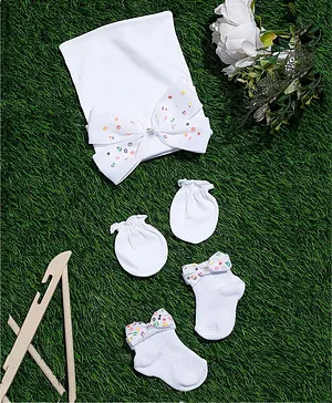 Tipy Tipy Tap Cupcake Printed Bow & Flower Detail Cap Mittens & Socks Set - White