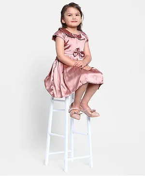 MANET Short Sleeves Peter Pan Collar Neck Pleated Dress With Bow Applique - Peach