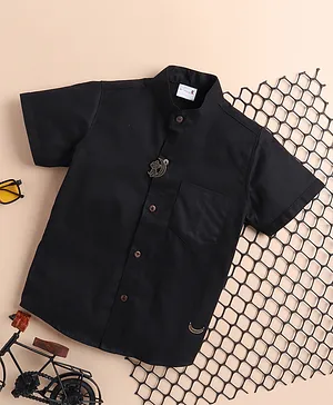 BAATCHEET Half Sleeves Solid Shirt With Bear Brooch - Black