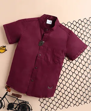 BAATCHEET Half Sleeves Solid Shirt With Bear Brooch - Burgundy
