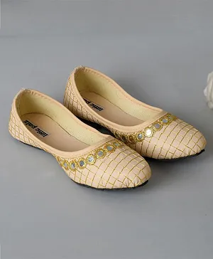 Little Palz Hand Crafted Checkered Design Detail & Mirror Work Ethnic Mojaris - Off White