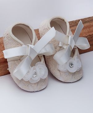 Daizy Flower Applique Ribbon Bow Detailed & Lace Embellished Booties - Cream