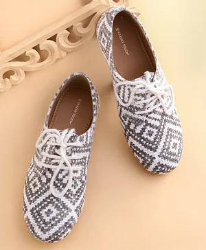 Earthy Touch Premium Ethnic Print Mojaris With Lace Closure - Black White