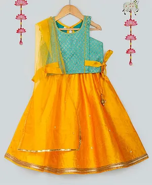 Tangerine Closet Sleeveless All Over Small Motif Design Side Bow Knotted Choli With Lehenga & Dupatta - Green Yellow