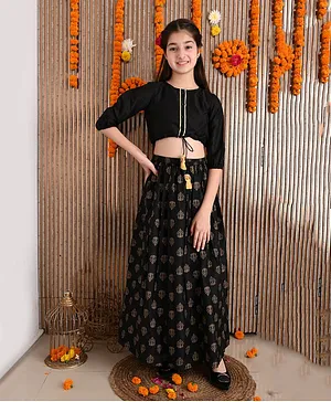 Lilpicks Couture Half Sleeves Solid Button Down Front Tie Up Choli With All Over Damask Motif Printed Lehenga - Black