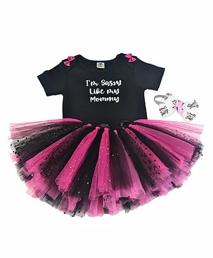 TINY MINY MEE Short Sleeves I Am Sassy Like My Mommy Text Printed Onesie With Skirt And  Headband- Black & Magenta Pink