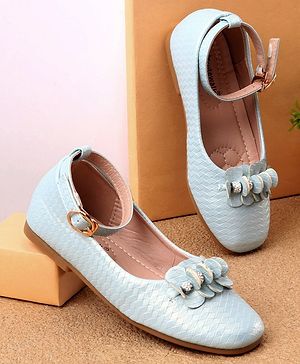 Cute Walk by Babyhug Bellies with Buckle Closure Floral Applique - Blue