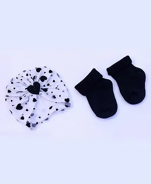 Tipy Tipy Tap Hearts Detail Turban Style Cap With Socks - White