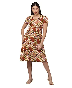 Morph Maternity Half Sleeves Block Design Abstract Striped Pattern Printed Box Pleated Maternity Feeding Dress With Hidden Zip - Brown