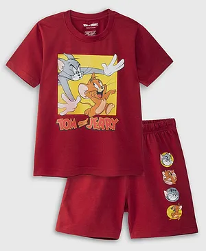 Nap Chief Pure Cotton Tom & Jerry Featuring Half Sleeves Chasing Tom Printed Tee With Shorts - Maroon