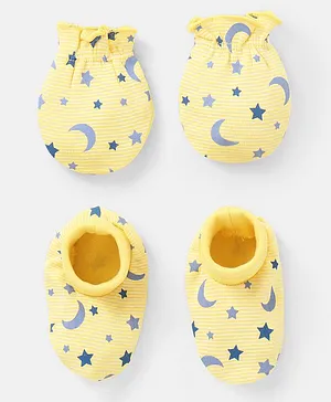 Babyhug 100% Cotton Mittens And Booties Star & Moon Print - Yellow