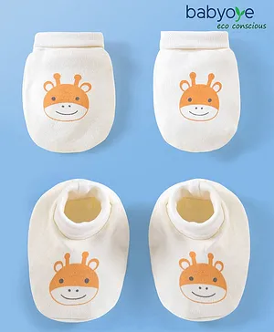 Babyoye 100% Cotton With Eco Jiva Finish Giraffe Face Placement Print Mittens & Booties Set - Marshmellow