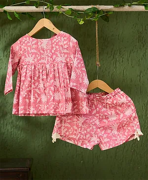 Love the World Today  Three Fourth Sleeveless Floral Printed Top With Coordinating Shorts   - Pink