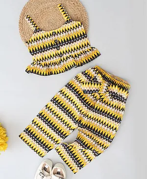 Qvink Sleeveless All Over Geometric Design Printed Front Openable Peplum Top With Coordinating Culottes - Yellow
