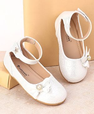 Cute Walk by Babyhug Velcro Closure Bellies with Bow - White
