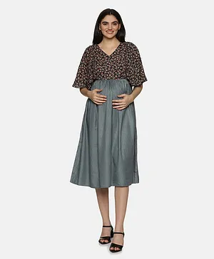 CHARISMOMIC  Half Sleeves Rosebud Printed Ruffles Maternity And Nursing Midi Dress - Grey