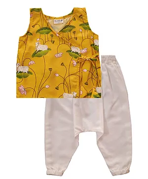 Snowflakes Sleeveless Vintage Village Style Cow Printed Jhabla With Solid Dhoti - Yellow & White